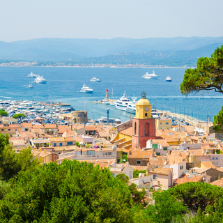 Saint Tropez Stadt mit Meerblick