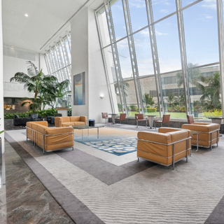 Maxi Cube diffuser in hotel lobby Raumluft