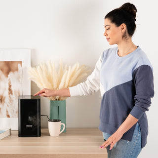 Frau mit Maxi cube auf dem Tisch mit Deko