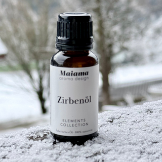 Zirbe Flasche im Schnee