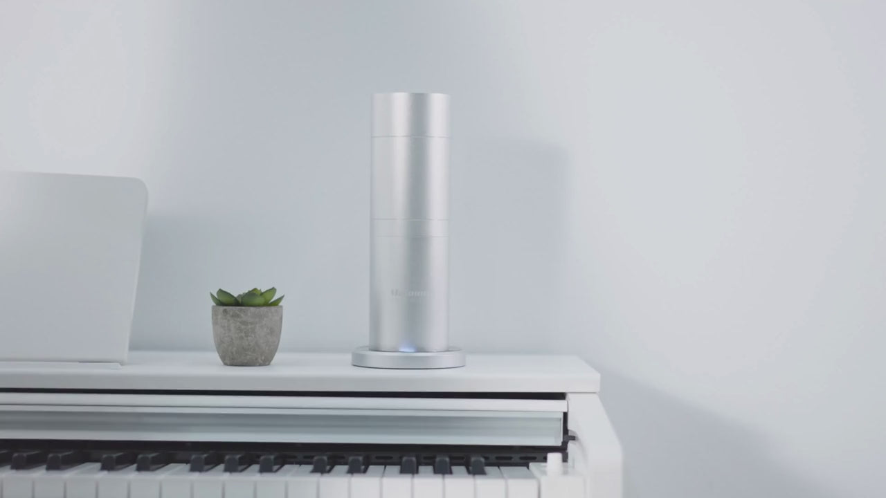 Video Diffuser Aroma Midi Beduftung mit Frau im Wohnzimmer