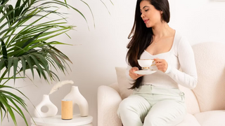 Frau mit Kaffeetasse und Diffuser