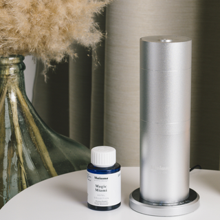 MIDI silver Diffuser Maiama mit Flasche auf Tisch fuer Beduftung